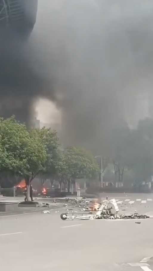 Падіння китайського військового дрону Yilong-2H у стадіон