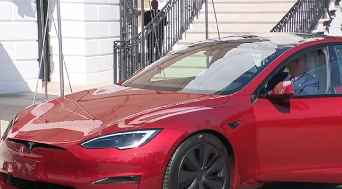 Musk is trying to save Tesla from a stock drop